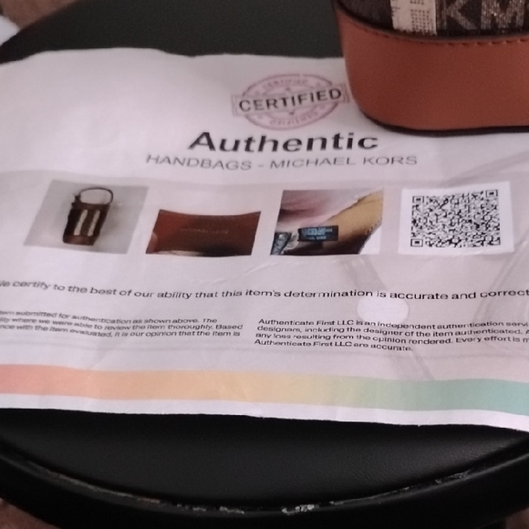 Michael Kors Brown and Cream Wine Carrier - Picture 3 of 3